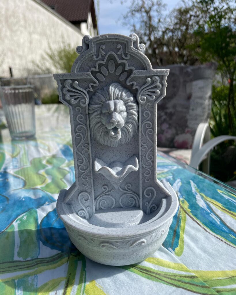 Zierbrunnen mit Löwenkopf
